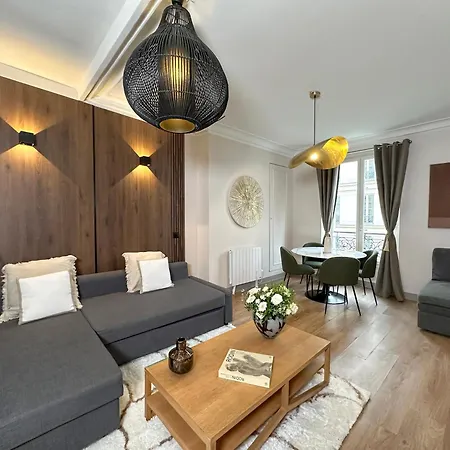 Champs Elysees Area Apartment *